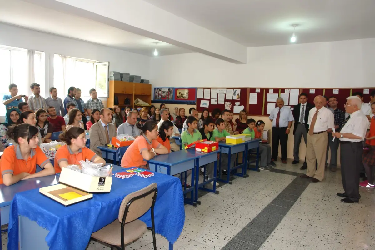 Amasya Eğitim Fakültesi Öğrencilerinden Kardeş Okula Destek