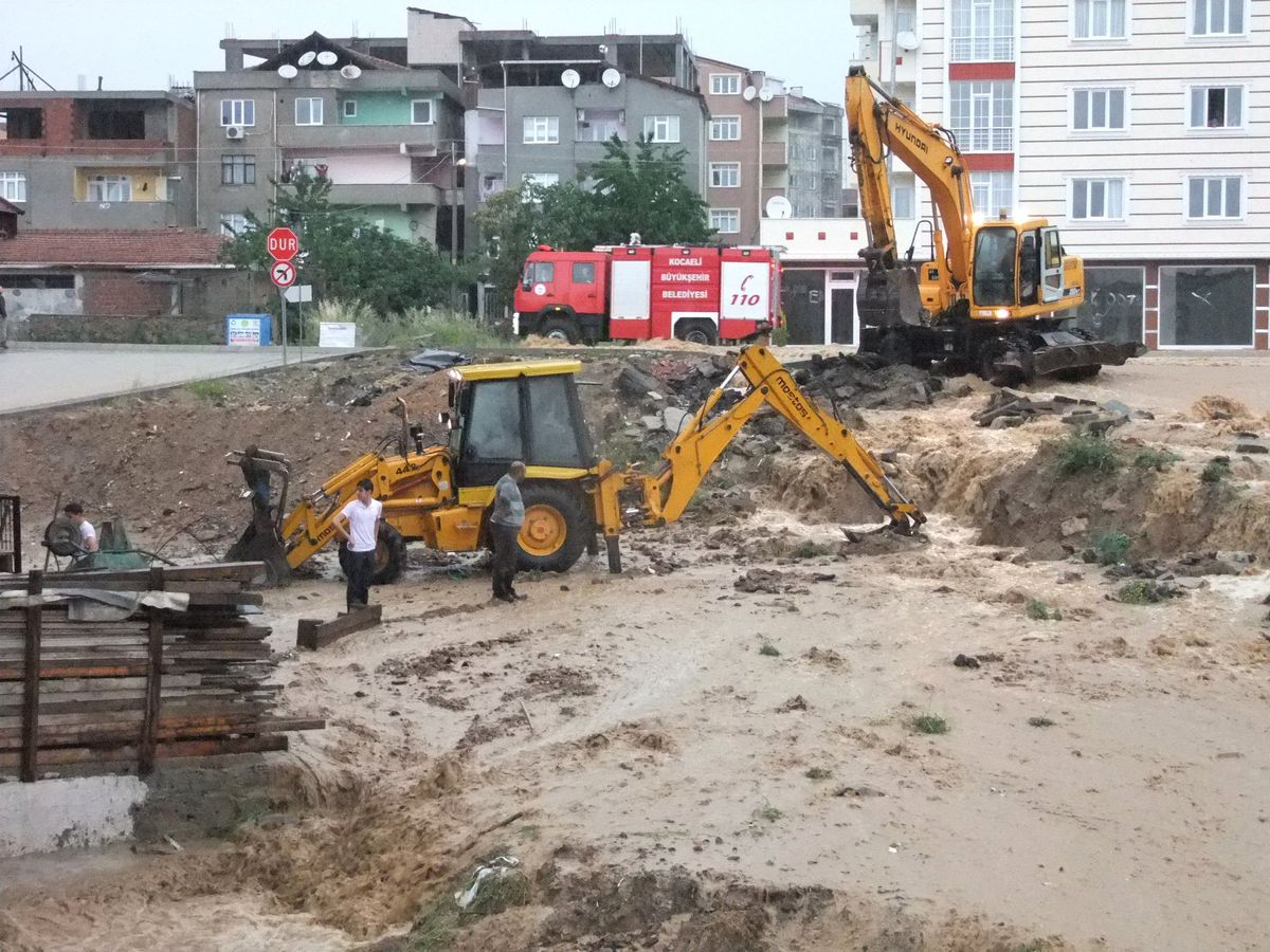 Çayırova\'da Çok Sayıda Evi Su Bastı