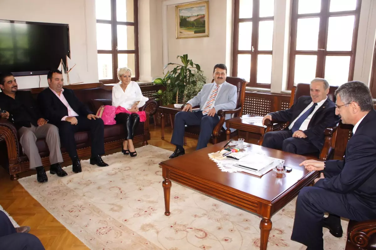 CHP İstanbul Milletvekili Çelebi, Vali Bektaş\'ı Makamında Ziyaret Etti