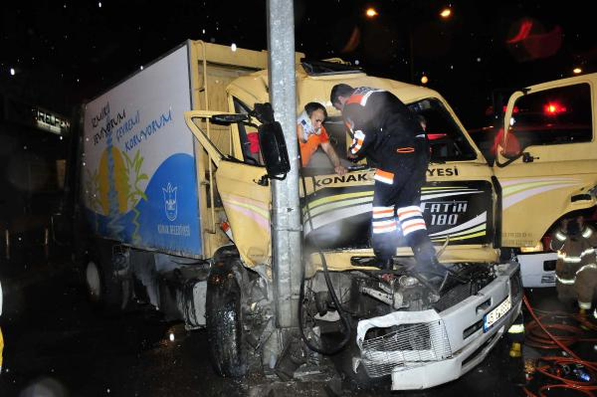Çöp Kamyonu Kaza Yaptı: 2 İşçi Yaralı