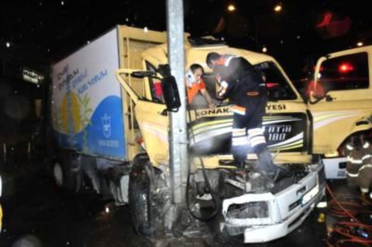 Çöp Kamyonu Kaza Yaptı 2 İşçi Yaralı
