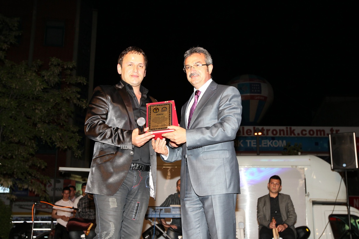 Cumhuriyet Meydanı'nda Gençlik Coşkusu