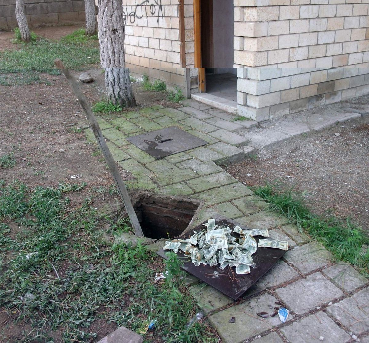 Demirci\'de Rögar Kuyusunda 10 Bin Dolar Bulundu