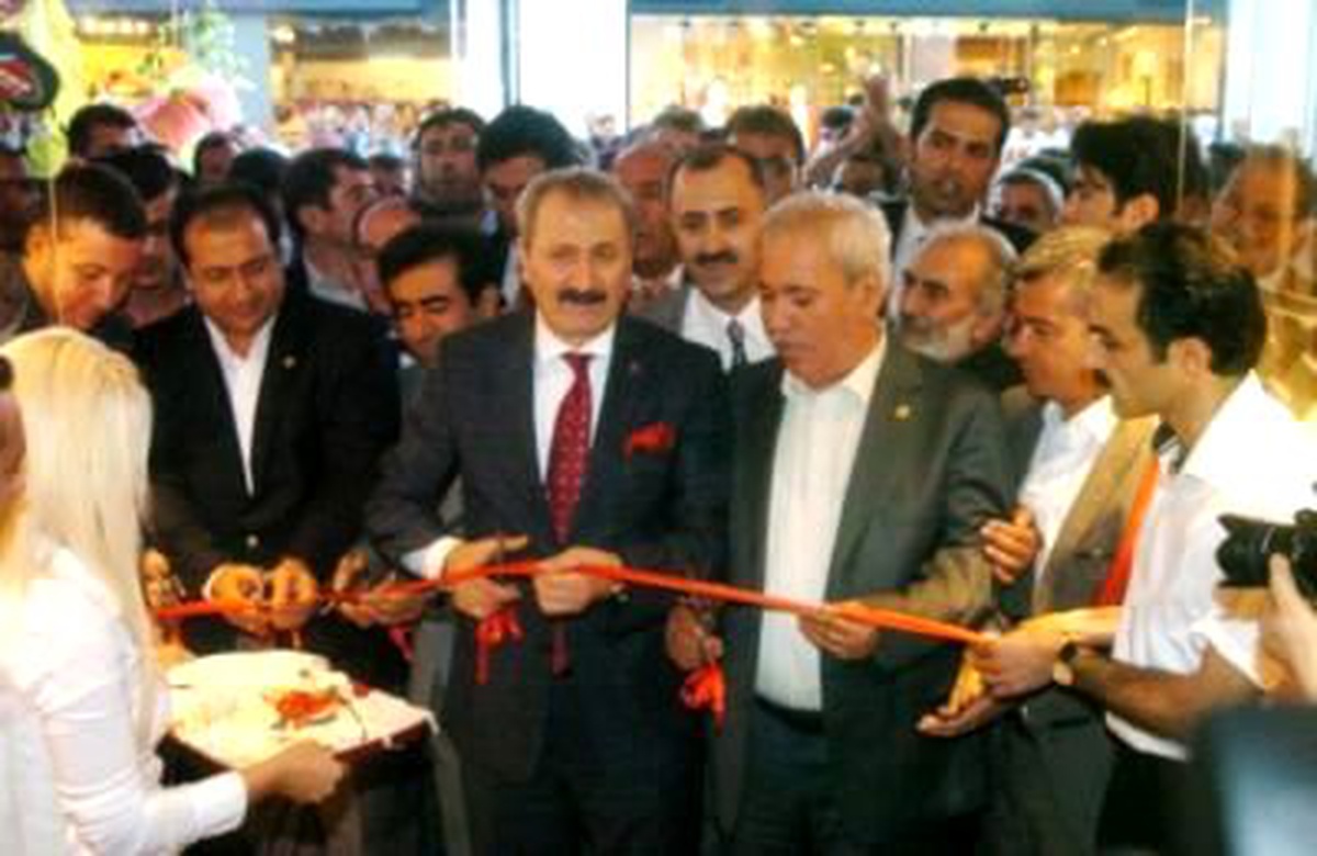 Ekonomi Bakanı Zafer Çağlayan Mağaza Açıp, Alışveriş Yaptı
