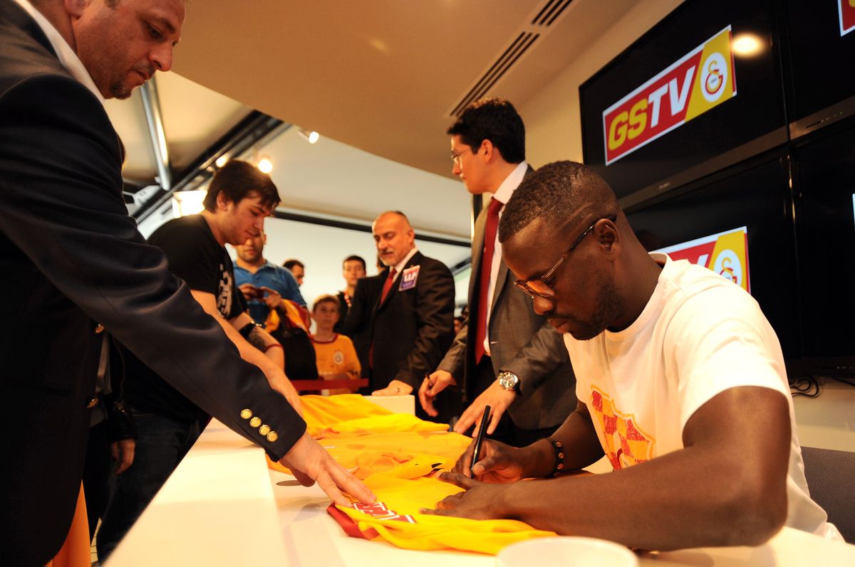 Galatasaraylı Oyuncu Eboue Taraftarlarla Buluştu
