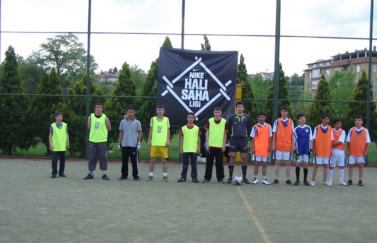 Gediz'de İlk Kez Düzenlenen Liseler Arası Nike Halı Saha Futbol Ligi Başladı