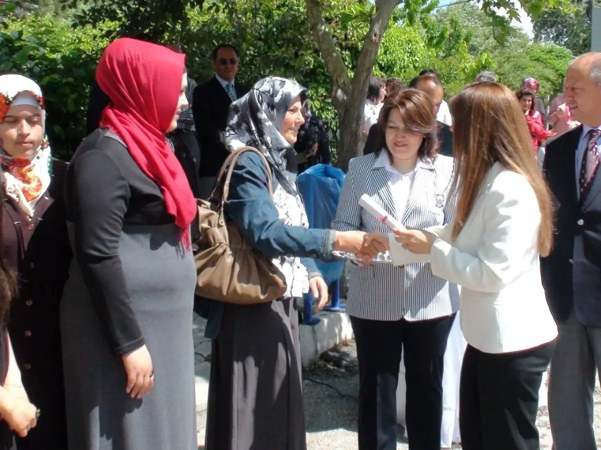 Gediz Halk Eğitimi Merkezi\'nde Düzenlenen Karma Yıl Sonu Sergisinde 80 Kursiyere Belge Verildi