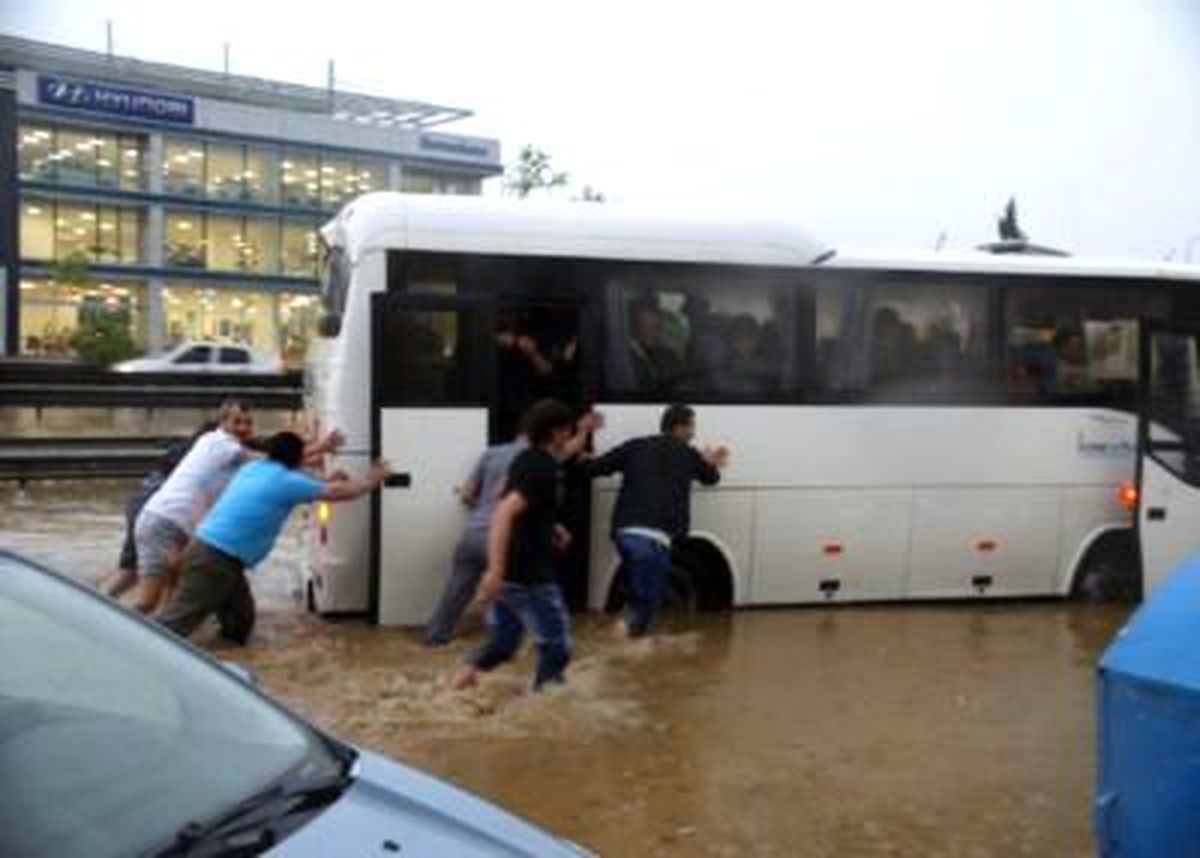 İstanbul Şiddetli Yağışa Teslim!