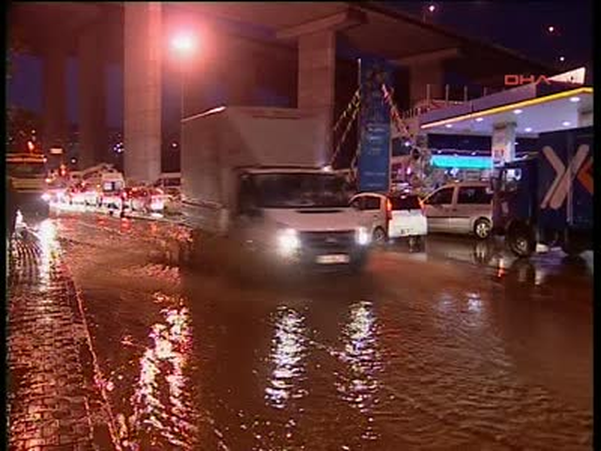 İstinat Duvarı Sağanak Yağmurda Çöktü İstanbul Dha