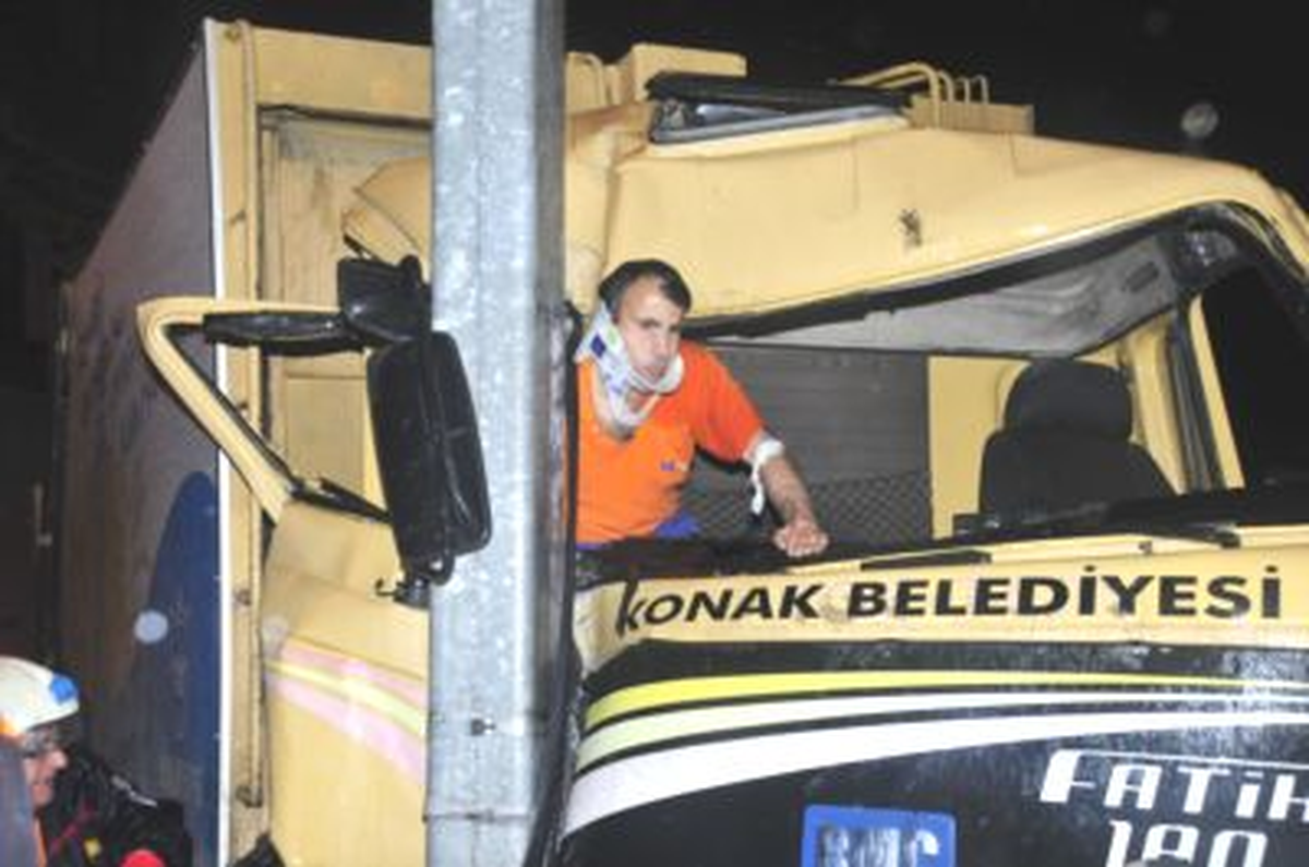 İzmir'de Kamyon Yön Levhası Direğine Çarptı: 2 Yaralı