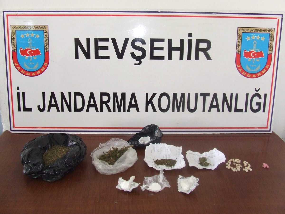 Jandarma Eroin, Esrar ve Uyuşturucu Hap Ele Geçirdi