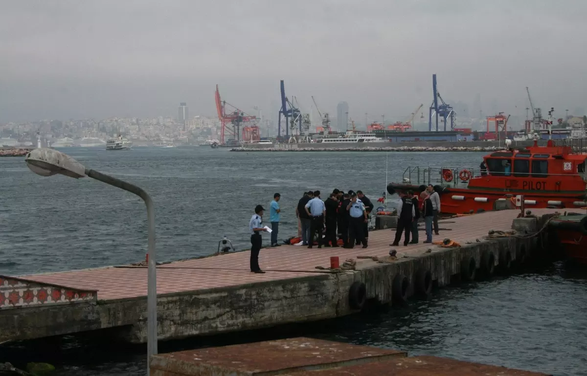 Kadıköy\'de Denizden Erkek Cesedi Çıkarıldı