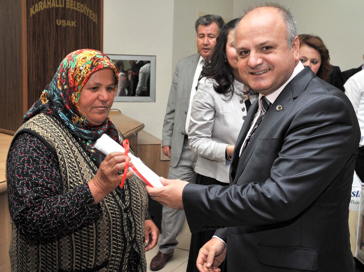 Karahallı Halk Etğim Merkezi'nden Yıl Sonu Sergisi