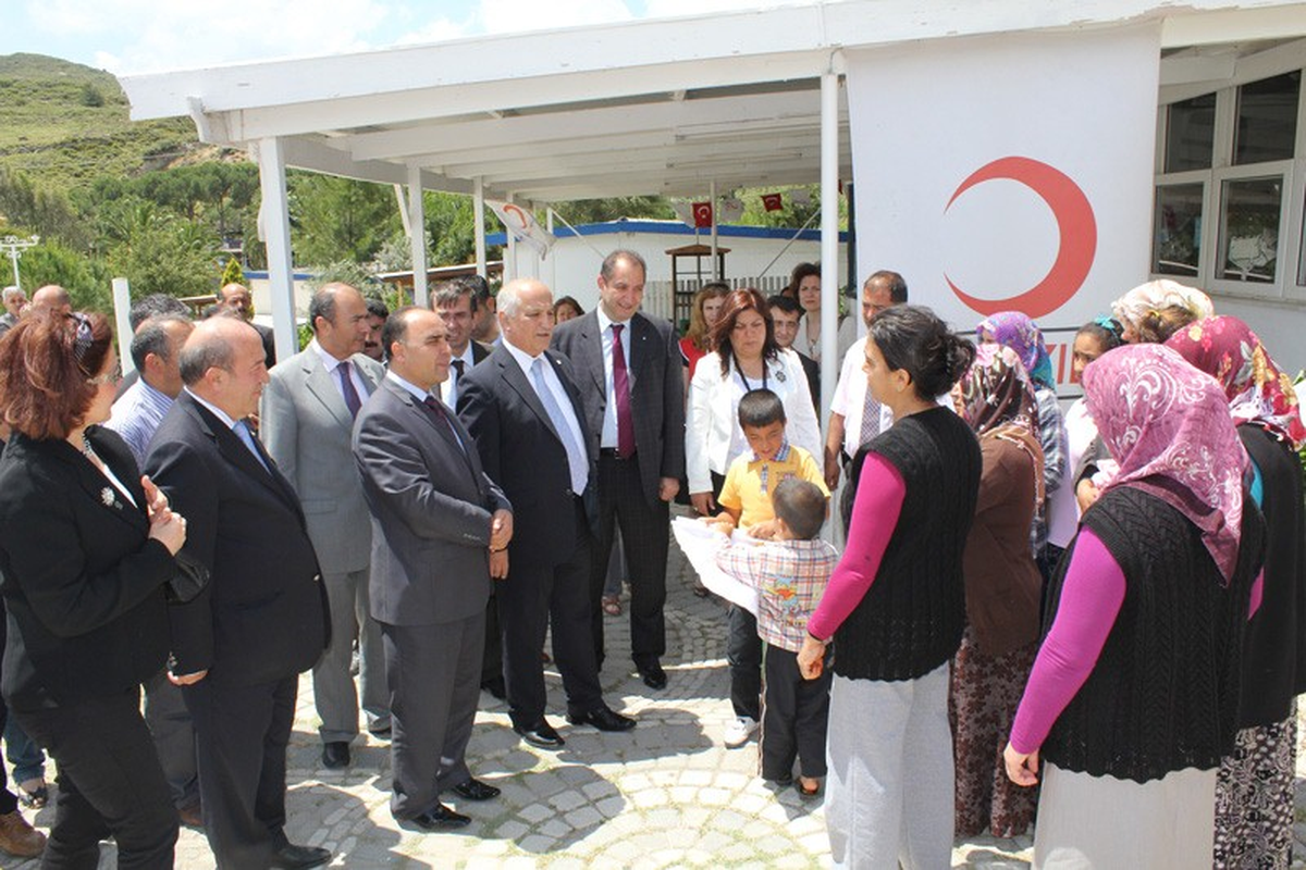 Kızılay Genel Başkanı Urla\' da Van\'lı Depremzedeleri Ziyaret Etti