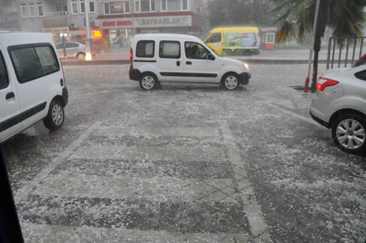 Kocaeli Yarım Saat Fırtına ve Doluya Teslim Oldu