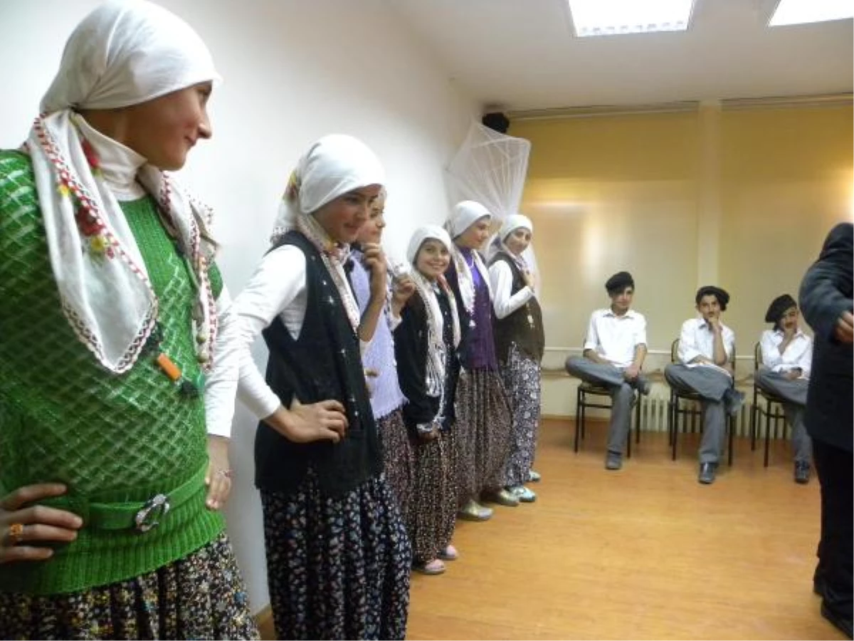 Köy Okulu Öğrencilerinden \'Şalvarlı Tiyatro\' Ekibi