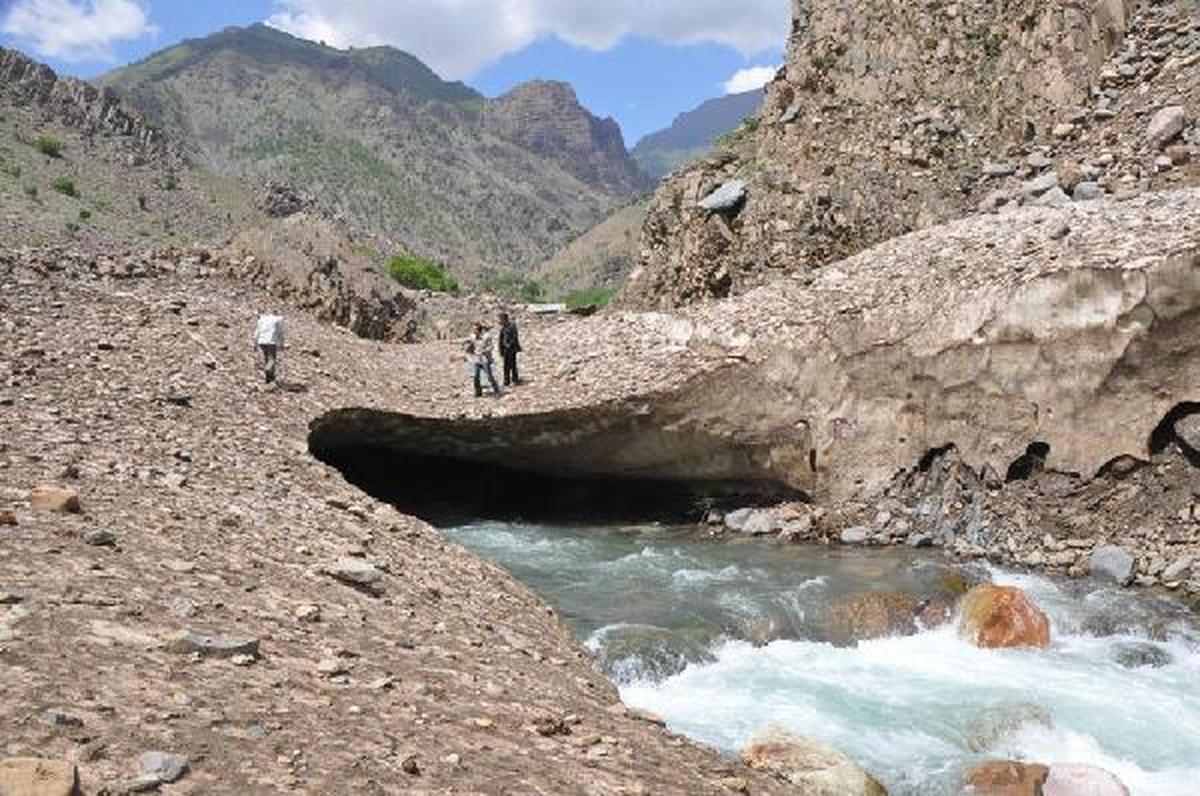 Koyunları Sağıp, Sütleri 8 Kilometre Sırtta Taşıyorlar