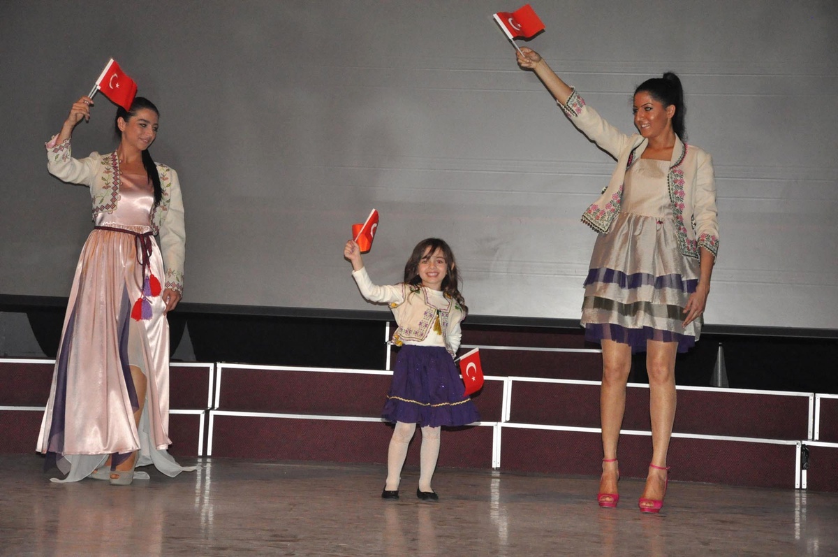 Ktü'de Üniversite Öğrencilerinin Defilesi İlgi Çekti