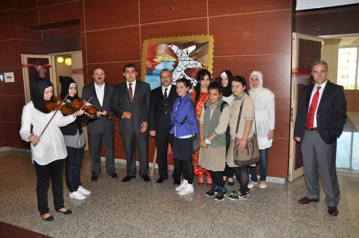 Macaristan Fahri Konsolosu Nakıboğlu Resim Sergisini Ziyaret Etti