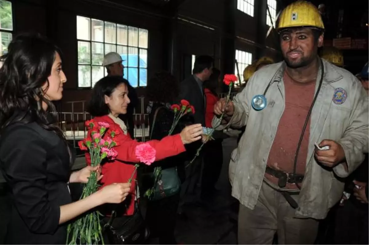 Madenciye Ocak Çıkışı Karanfil Sürprizi