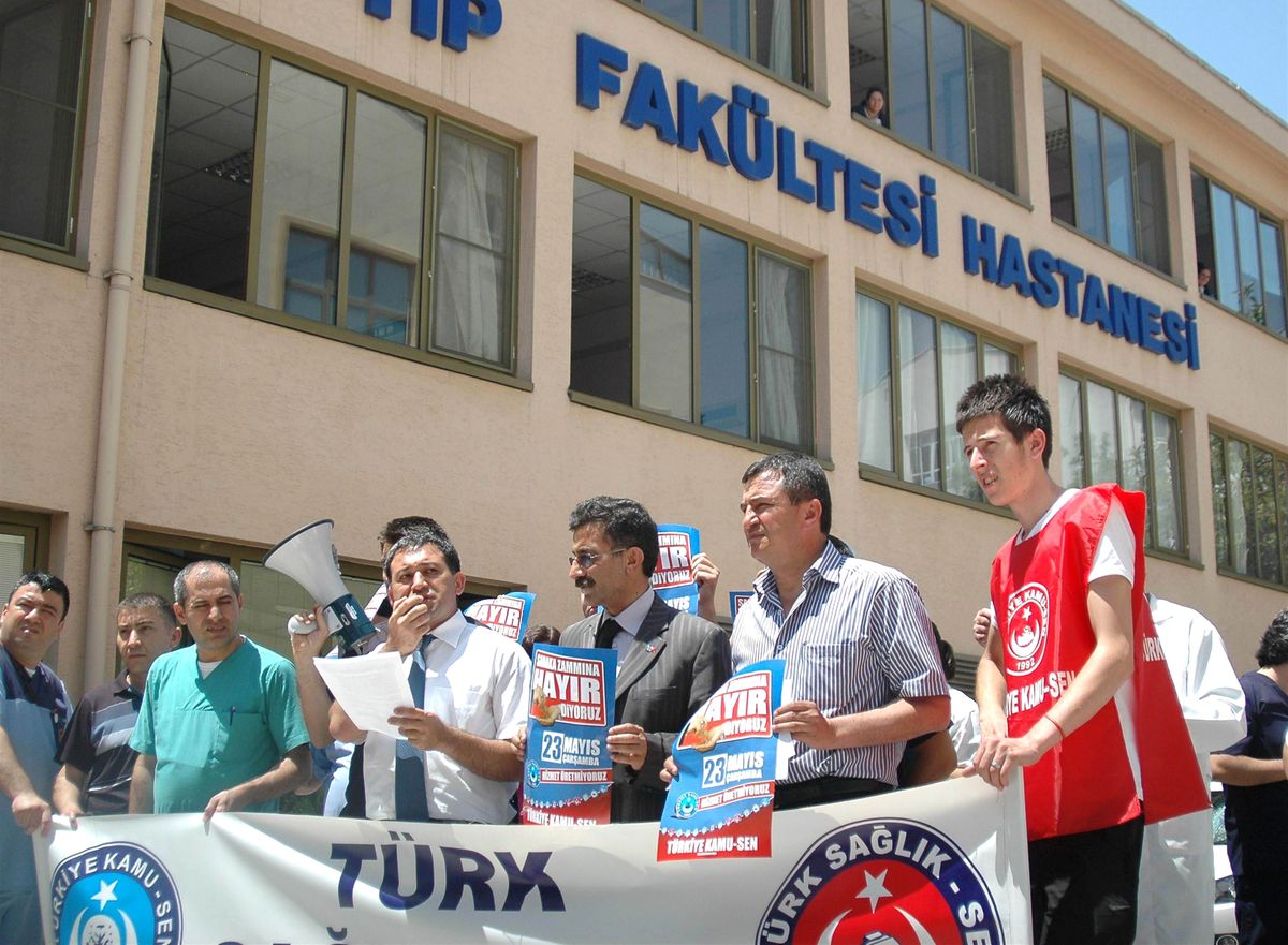 Meü Hastanesi\'ndeki Soruşturmalara Siyah Bantlı Tepki