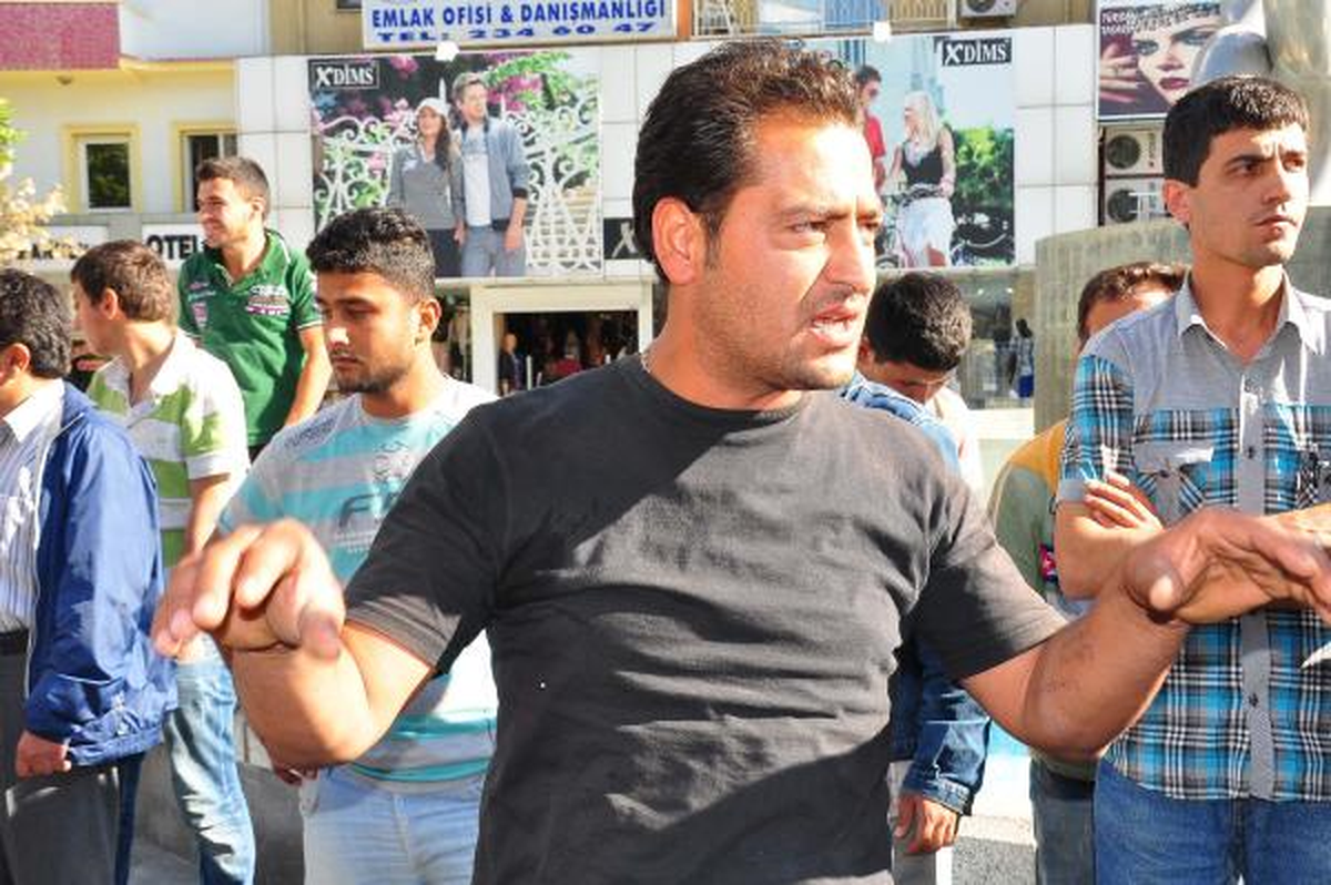 Meydanda \'Halı Yıkayarak\' Protesto