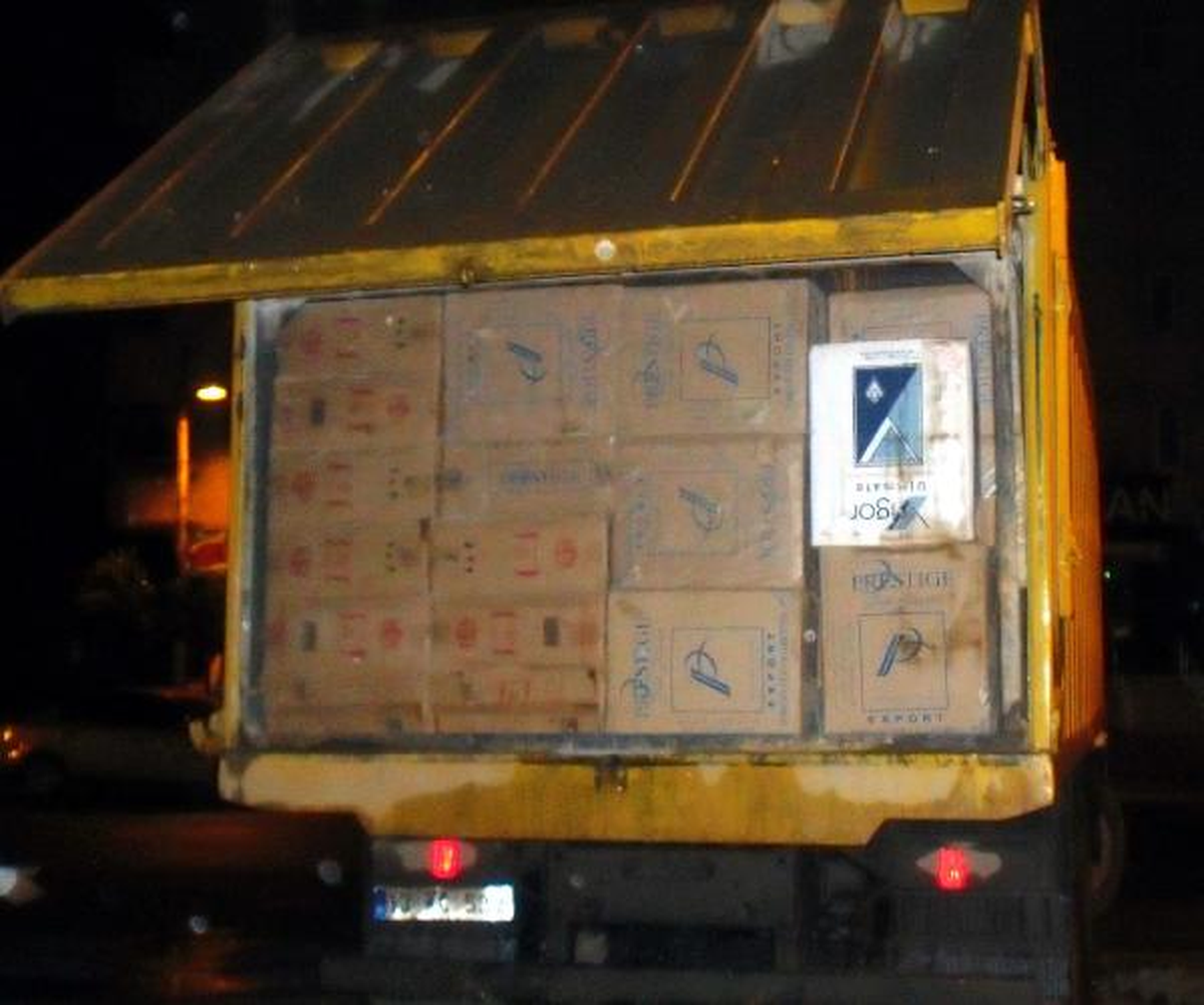 Mıcırların Altındaki Gizli Bölmede Sigara Kaçakçılığı