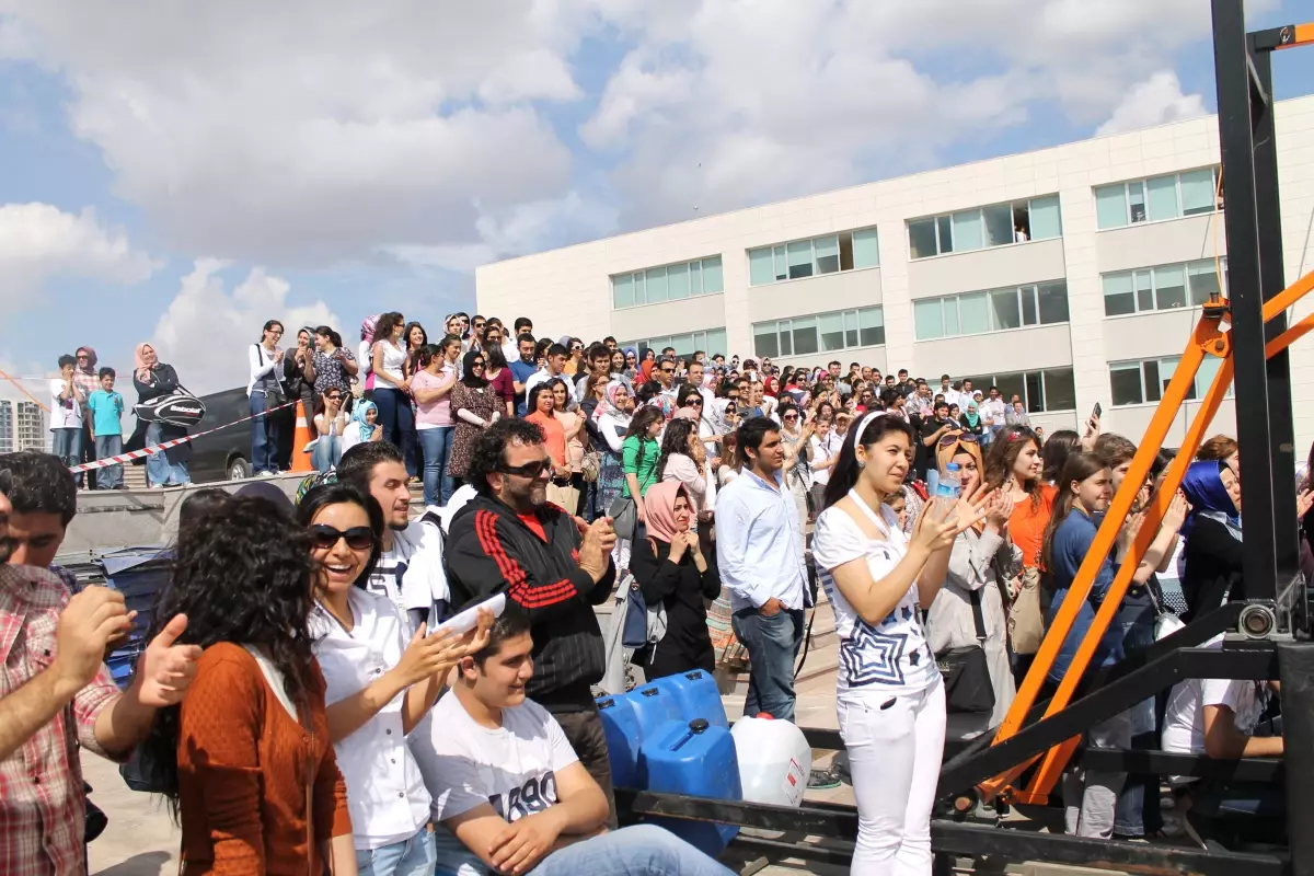 Murat Dalkılıç Zirve Üniversitesi\'nin Festivalinde Sahne Aldı