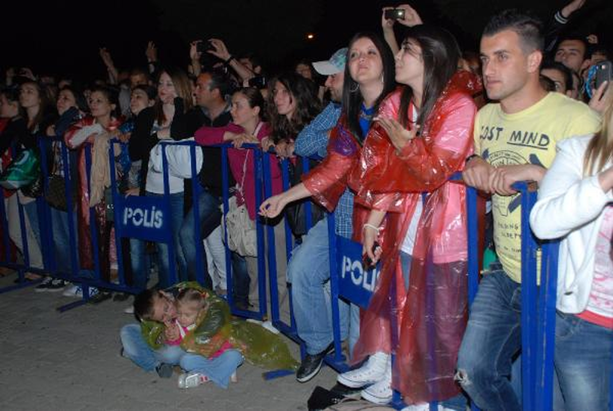 Mustafa Ceceli'nin Üniversite Konserine Yağmur Engeli