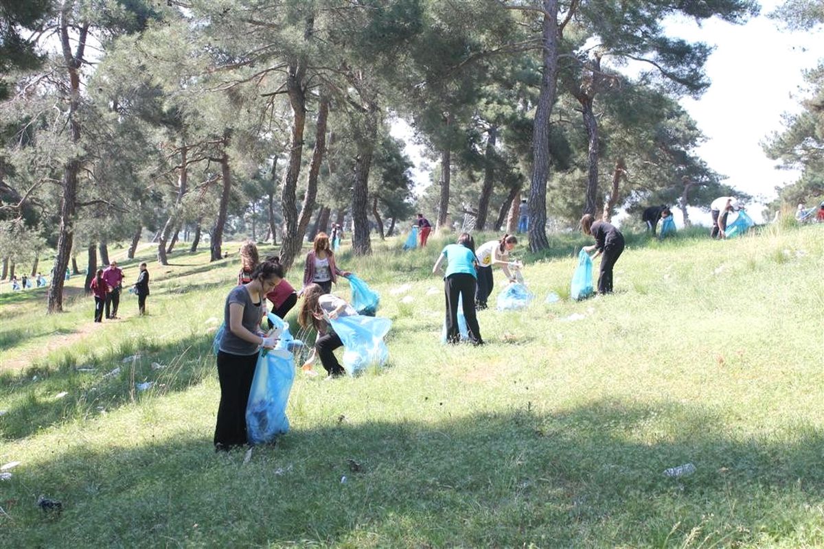 Öğrencilerden Çevre Temizliği