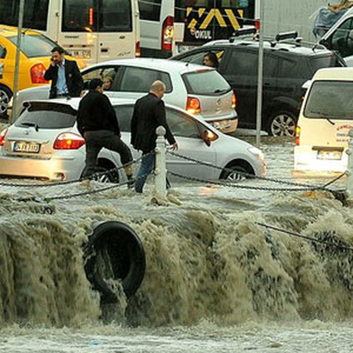 Sağanak Yağış İstanbul Trafiğini Durma Noktasına Getirdi