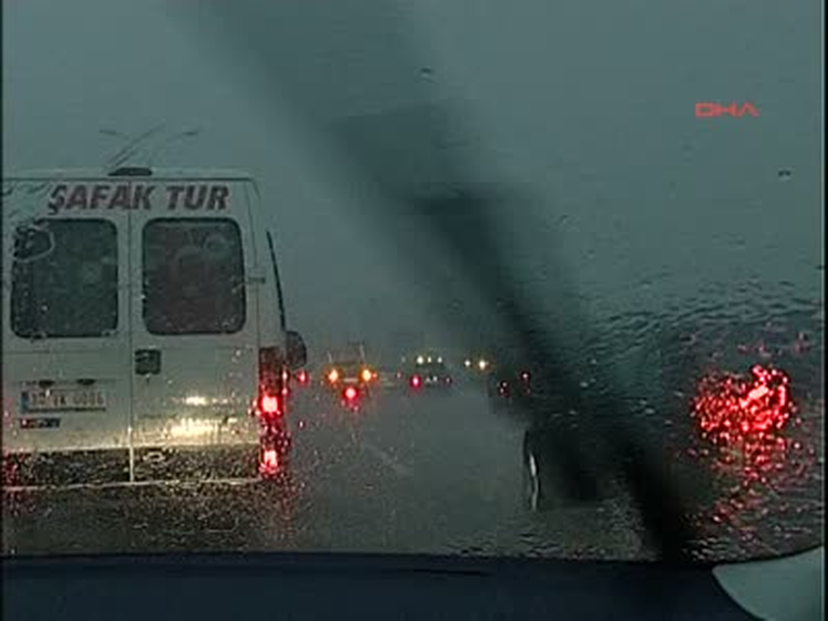 Üsküdar\'da Yollar Göl Oldu