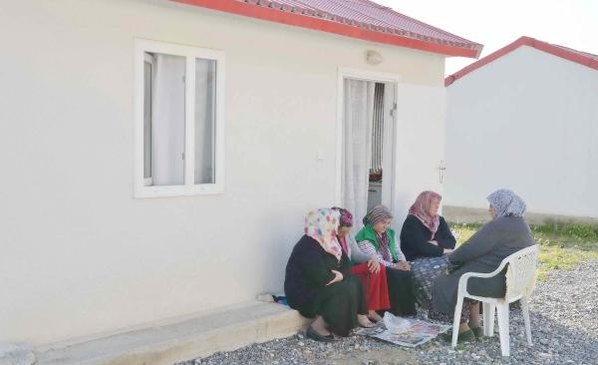 Simav\'daki Artçılar Bitmeyince, Yeniden Prefabriklere Döndüler