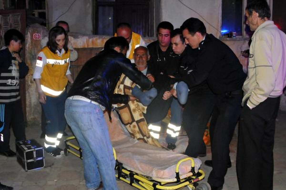 Sokağa Bırakılan Adama Mahalleli Sahip Çıktı