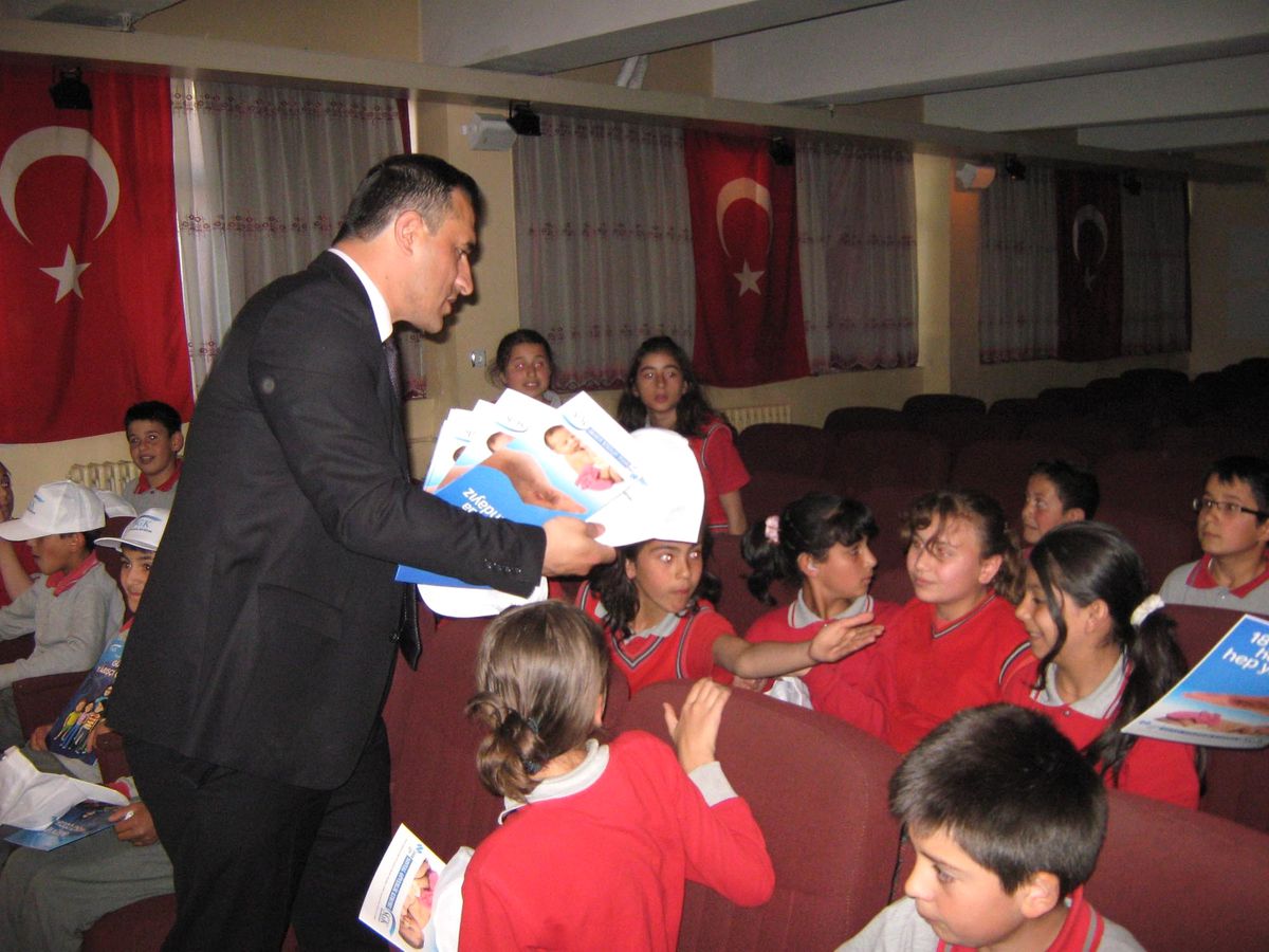 Sorgun'da Sgk Öğrencilere Kitap ve Şapka Dağıttı