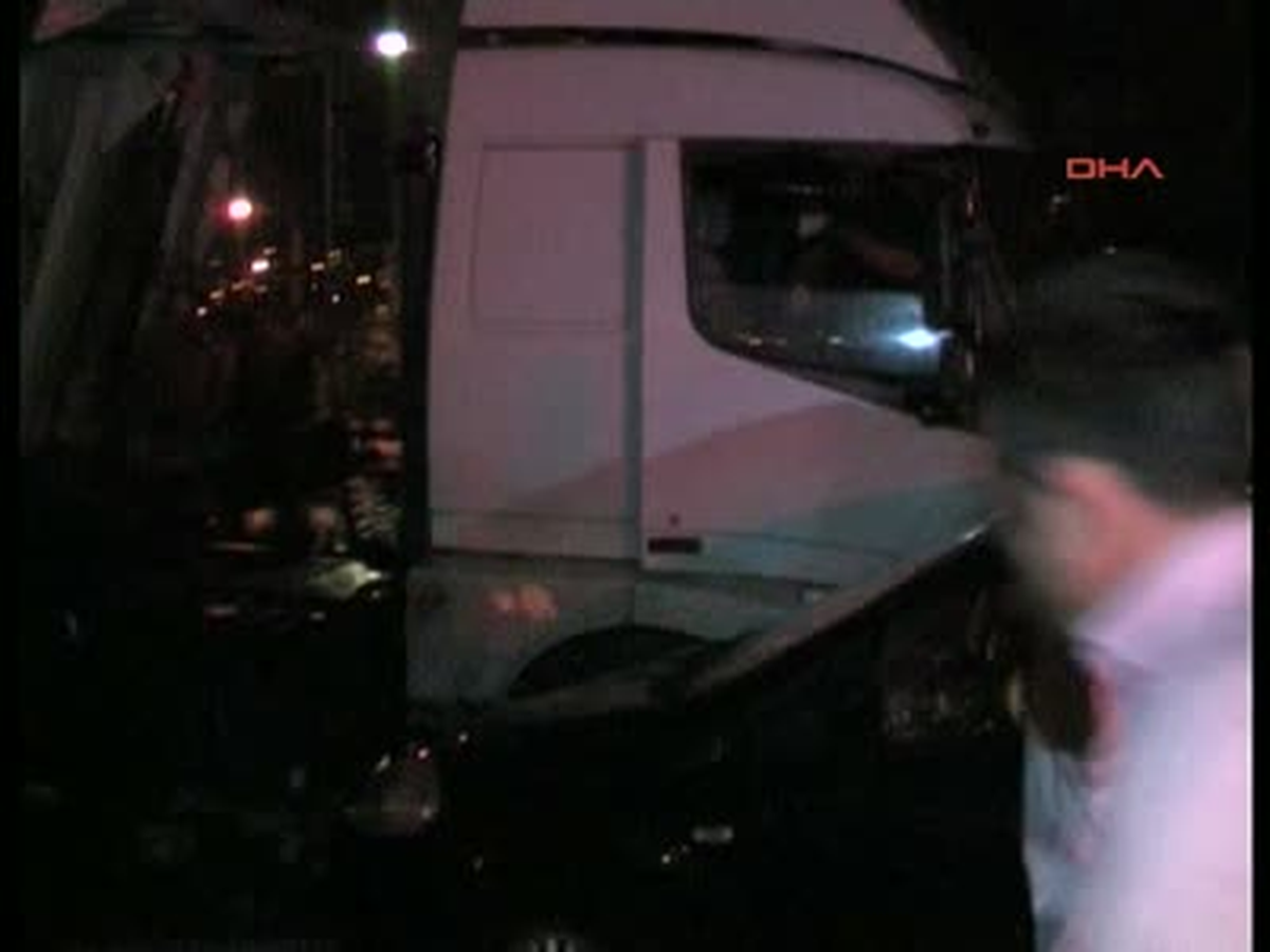 TIR Kayganlaşan Zeminde Yoldan Çıktı