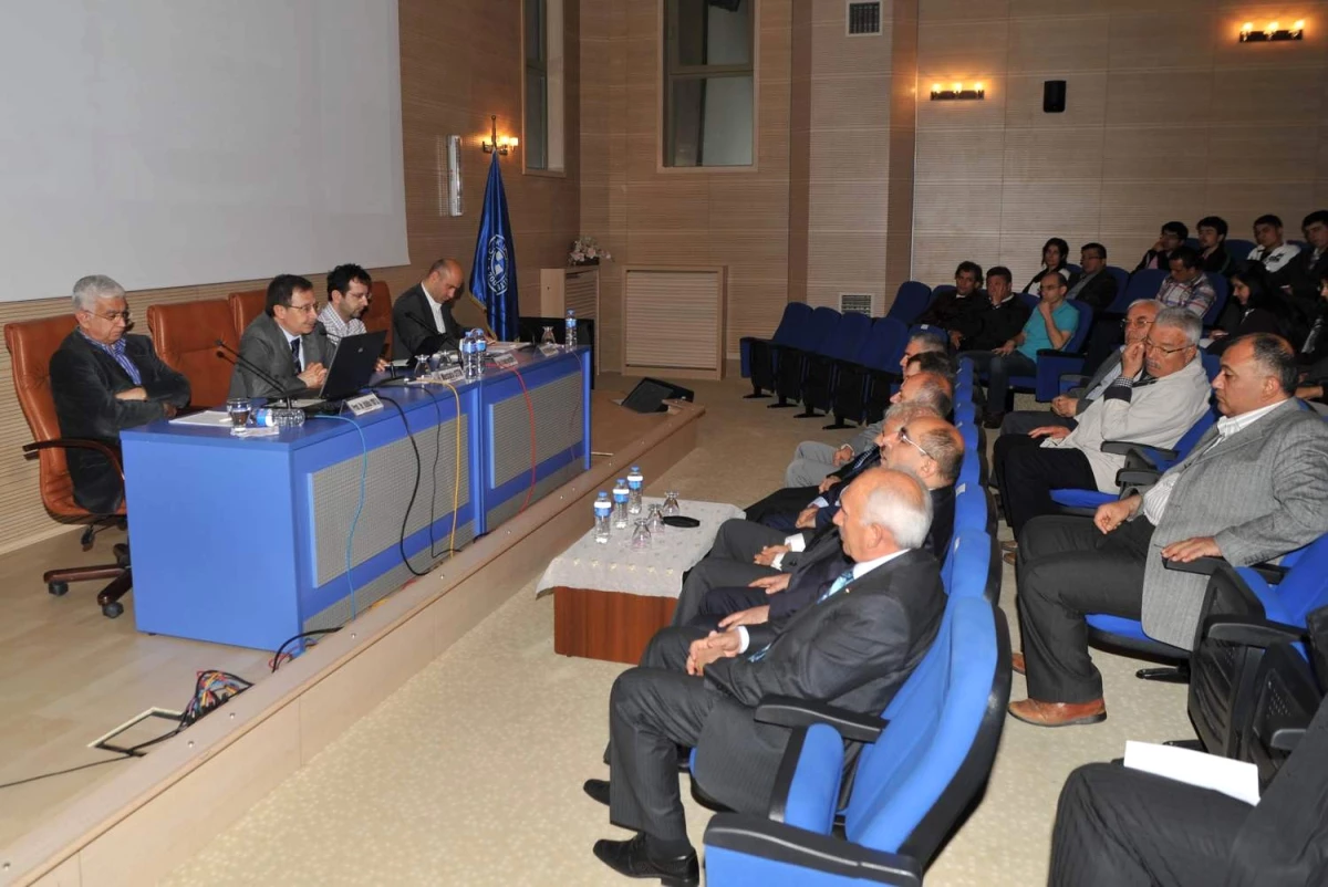 Uşak Üniversitesi\'nde "Yeni Anayasa Arayışları" Konulu Panel