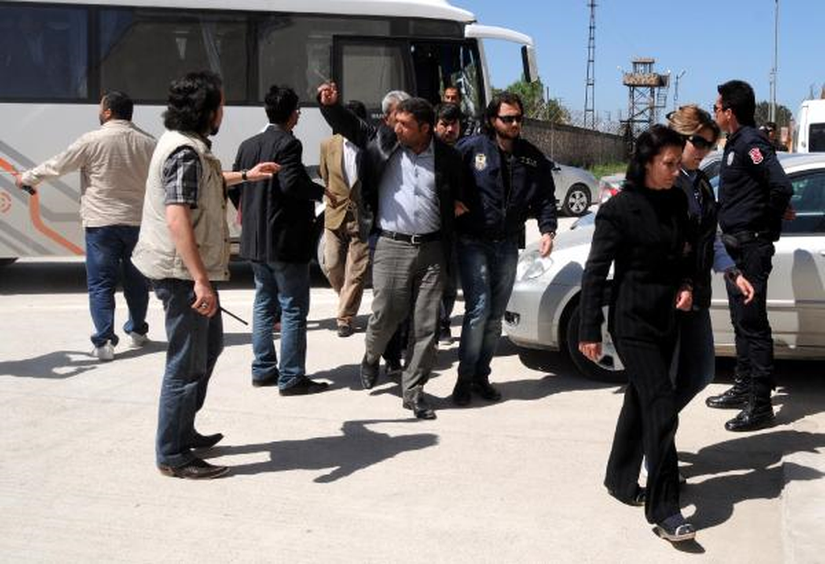 Van\'da Kck Operasyonunda Gözaltına Alınan Şüpheliler Adliyeye Sevk Edildi