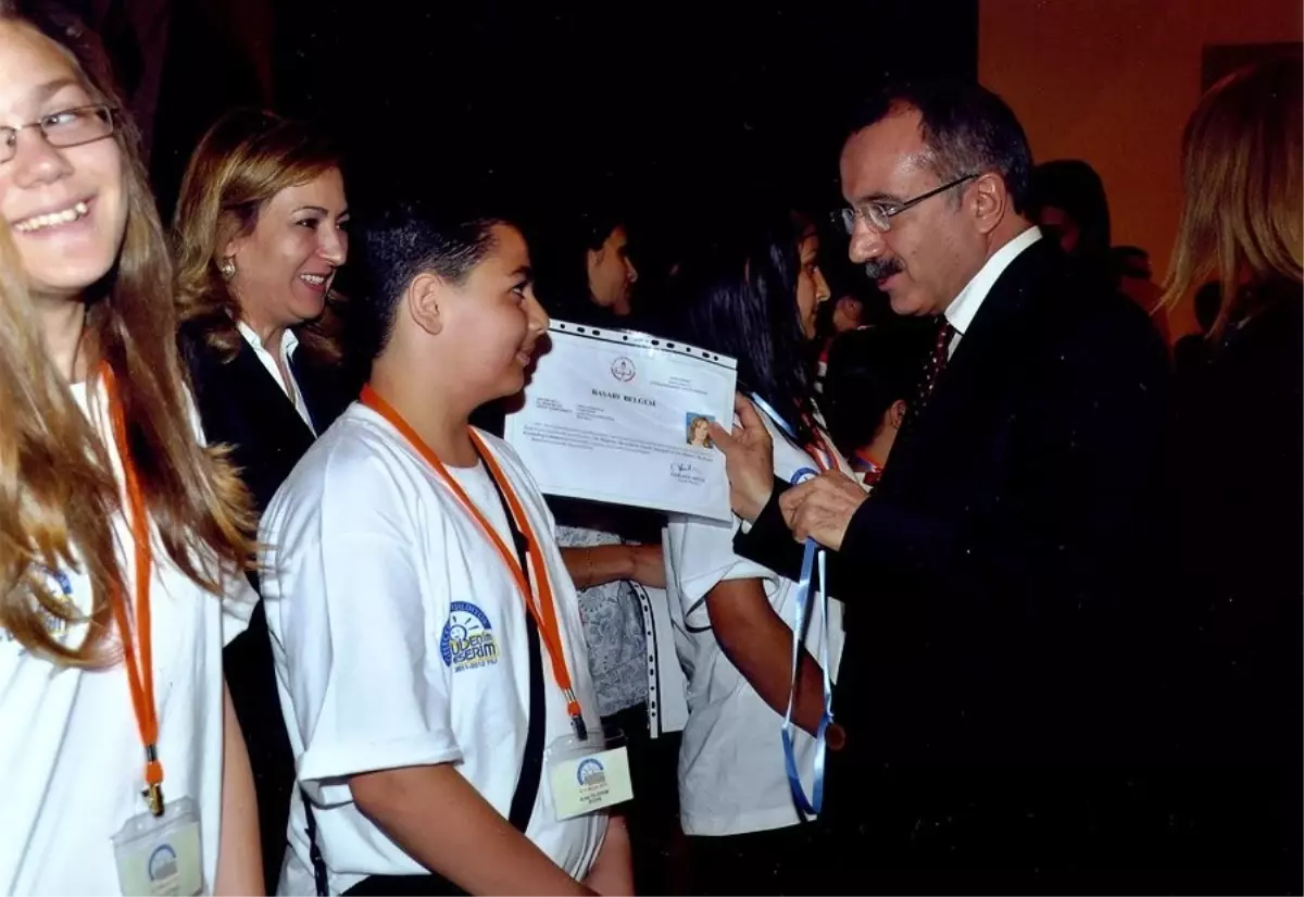 Van\'da Yanan Çadırları Gören Öğrenci, Yanmayan Çadır Bezi Yaptı