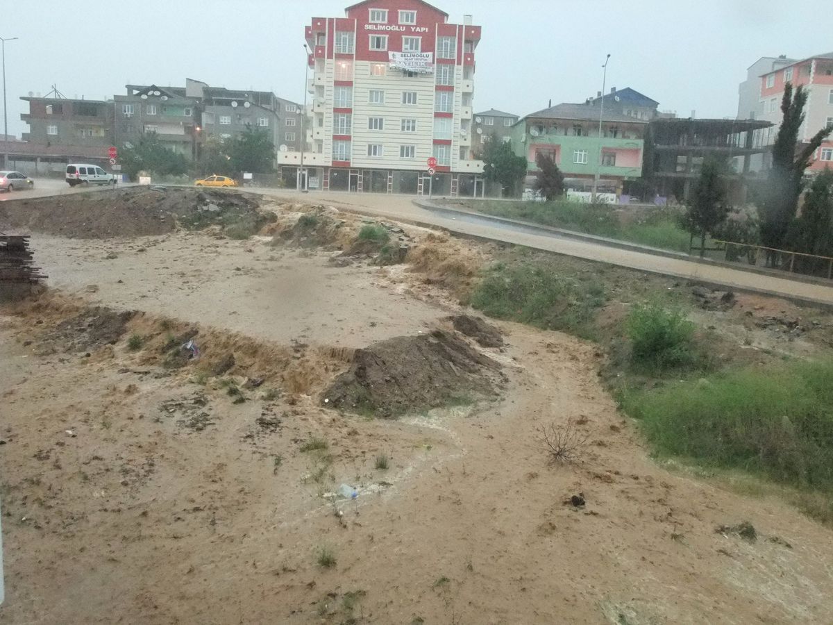 Yağmur Çayırova'da Hayatı Felç Etti