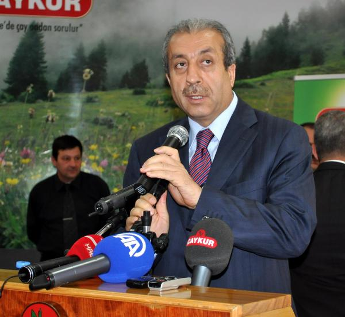Yaş Çaya 1 Lira 22 Kuruş Fiyat Verildi, Bakan Eker Yuhalandı