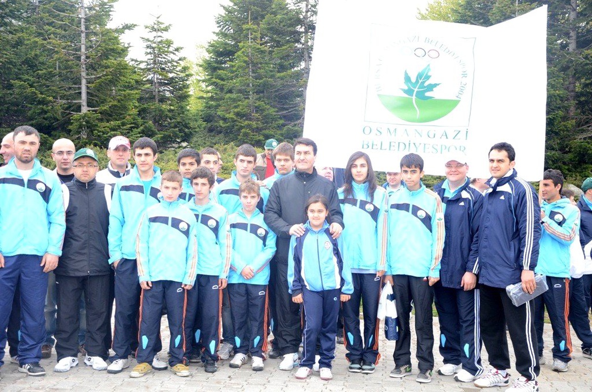 19 Mayıs\'ı Uludağ\'a Yürüyüş Yaparak Kutladılar