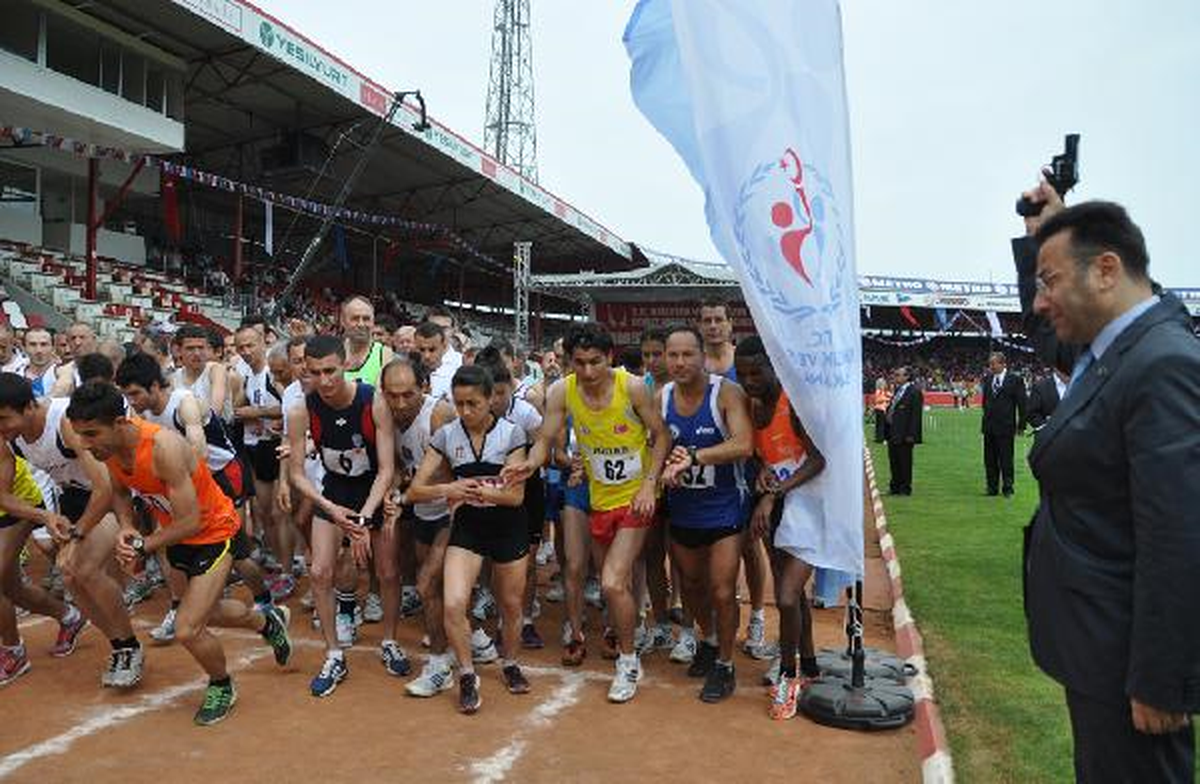 19 Mayıs Yarı Maratonu\'nda Zafer Erkeklerde Tekgöz, Bayanlarda İse Sızmaz\'ın