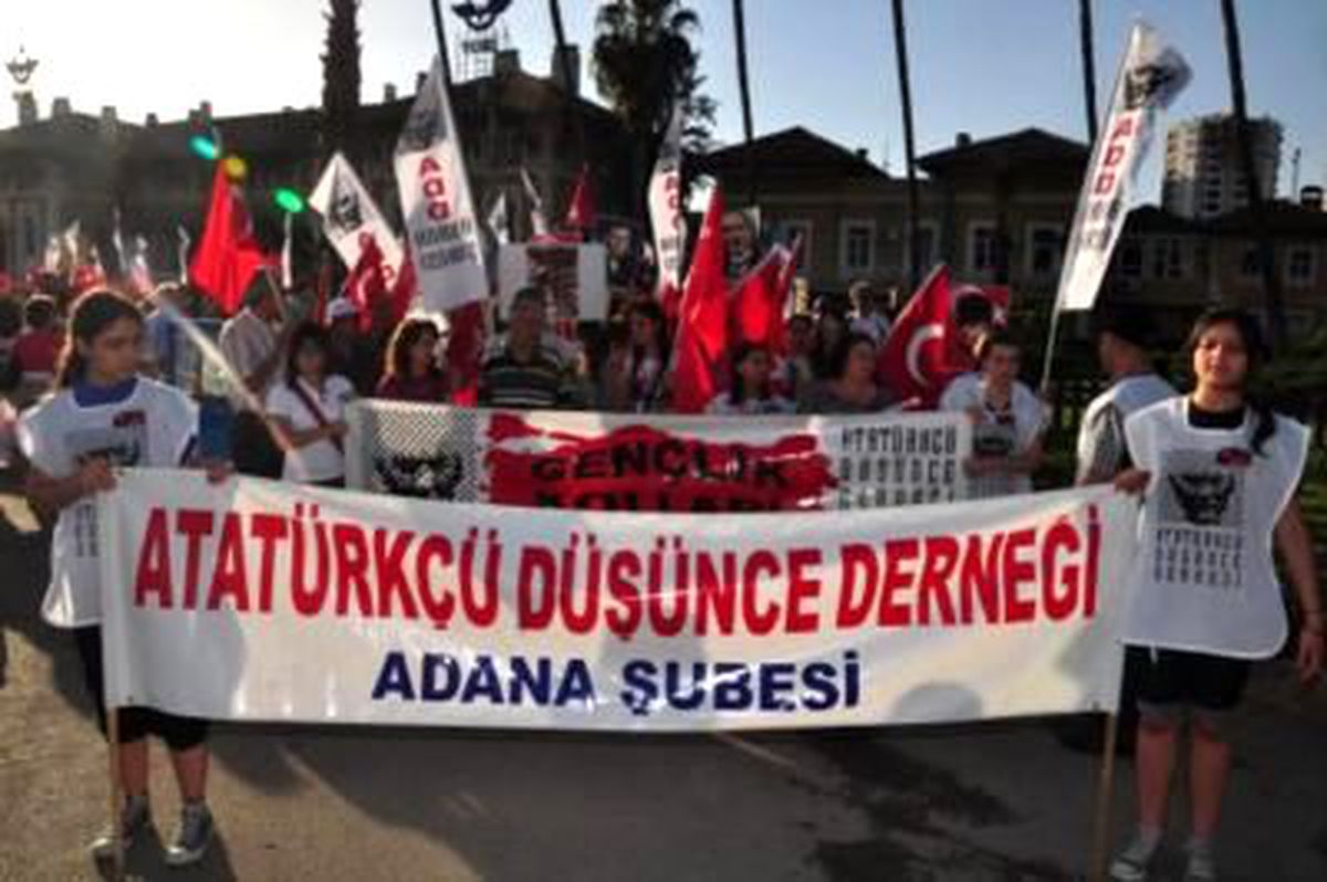 Adana'da Atatürkçü Düşünce Derneğinden 19 Mayıs Yürüşü