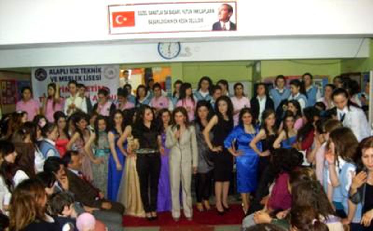 Alaplı Kız Teknik ve Meslek Lisesinden Defile