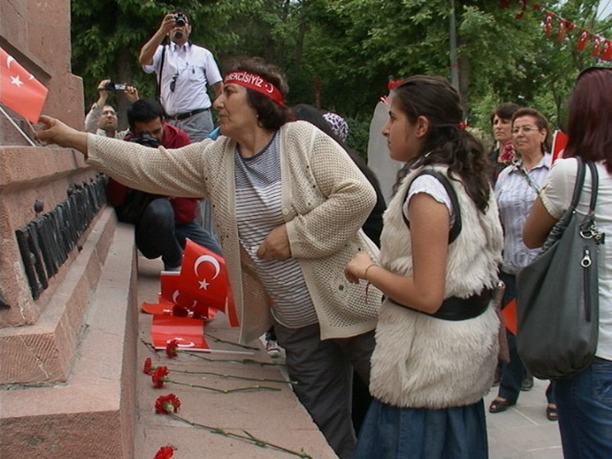 Atatürk Anıtı\'na Karanfil ve Türk Bayrağı Bıraktılar