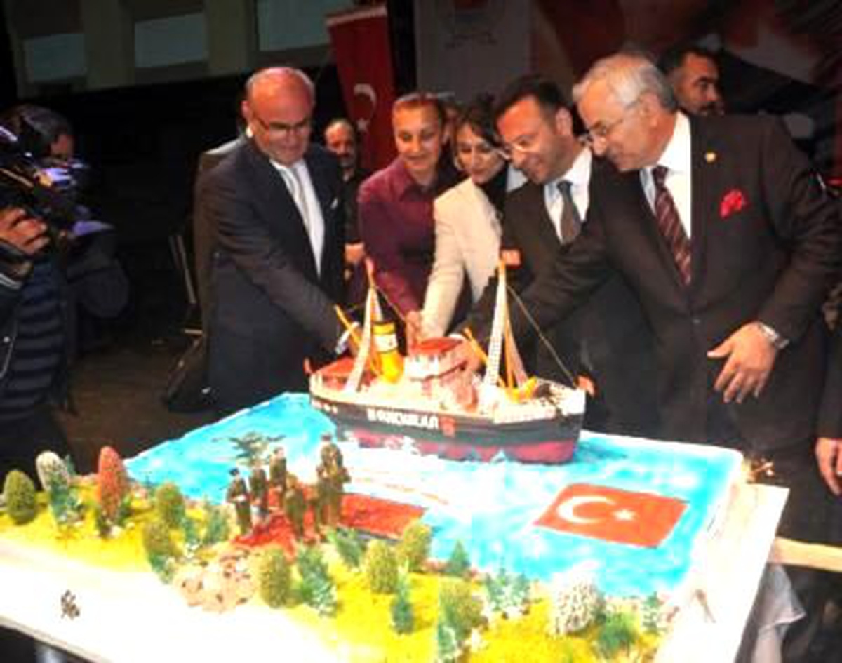 Atatürk'ün Doğum Günü Pastası Kesildi