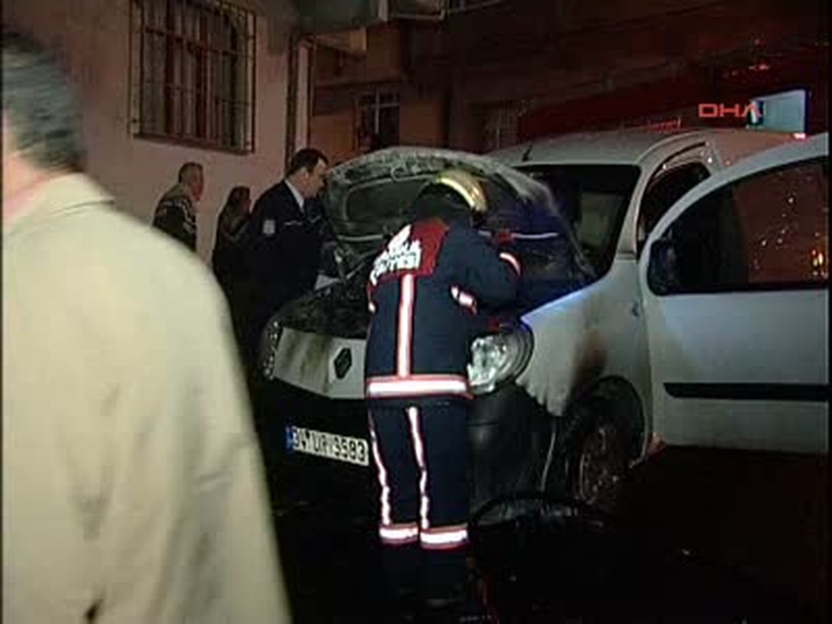 Bağcılar\'da 3 Araç Kundaklandı