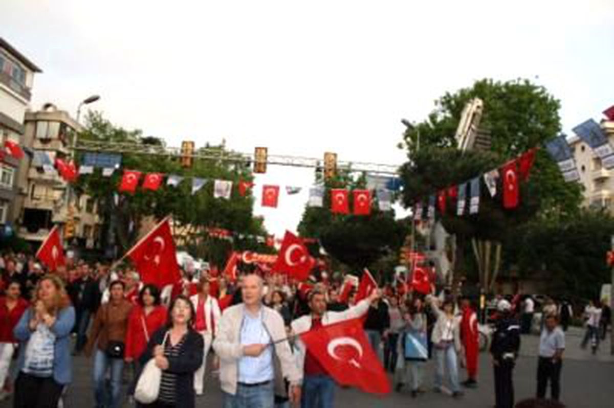 Bağdat Caddesi\'nde Binlerce Kişi Yürüdü