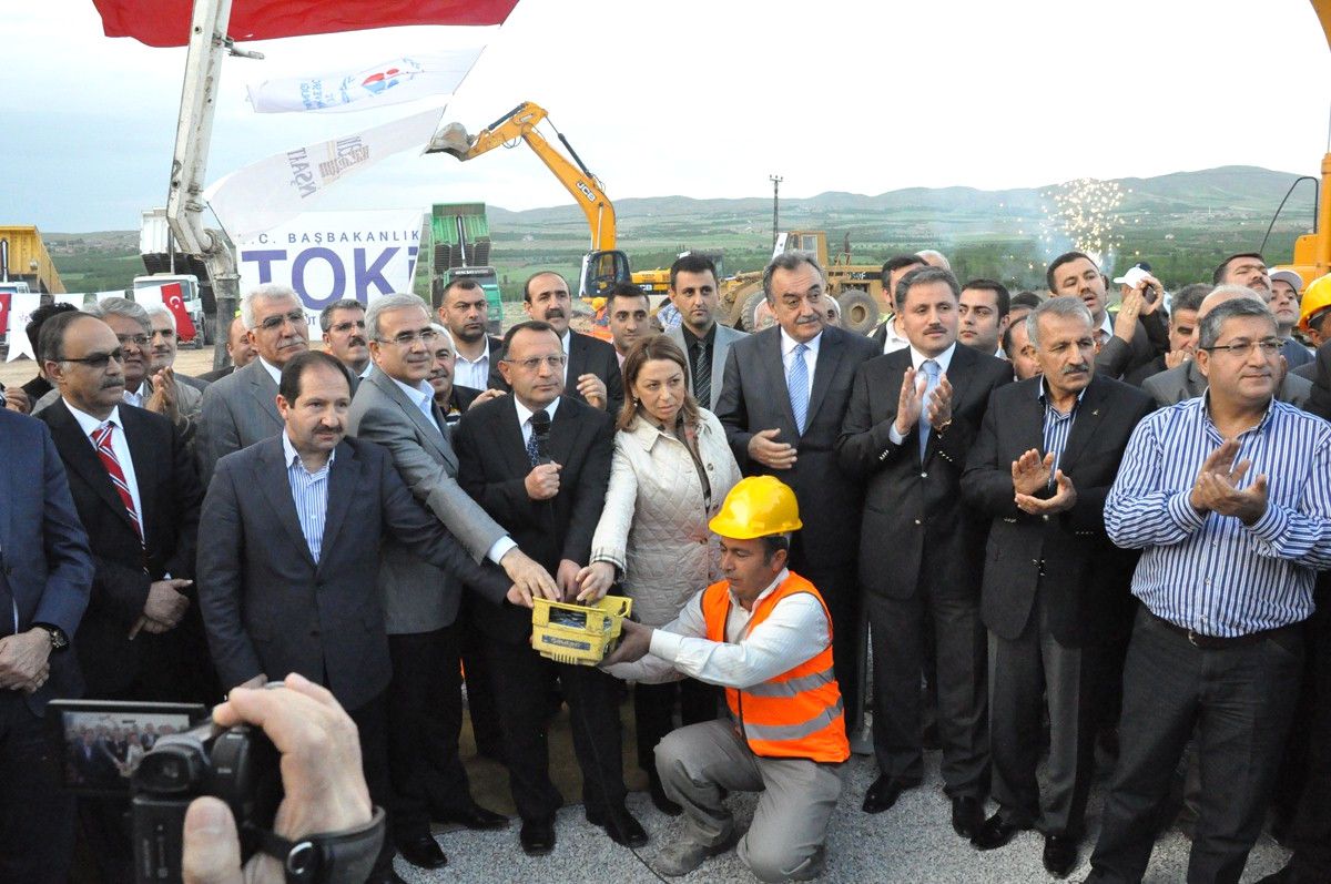 Başbakan Erdoğan, Yeni Stadın Temel Atma Törenine Telekonferansla Katıldı